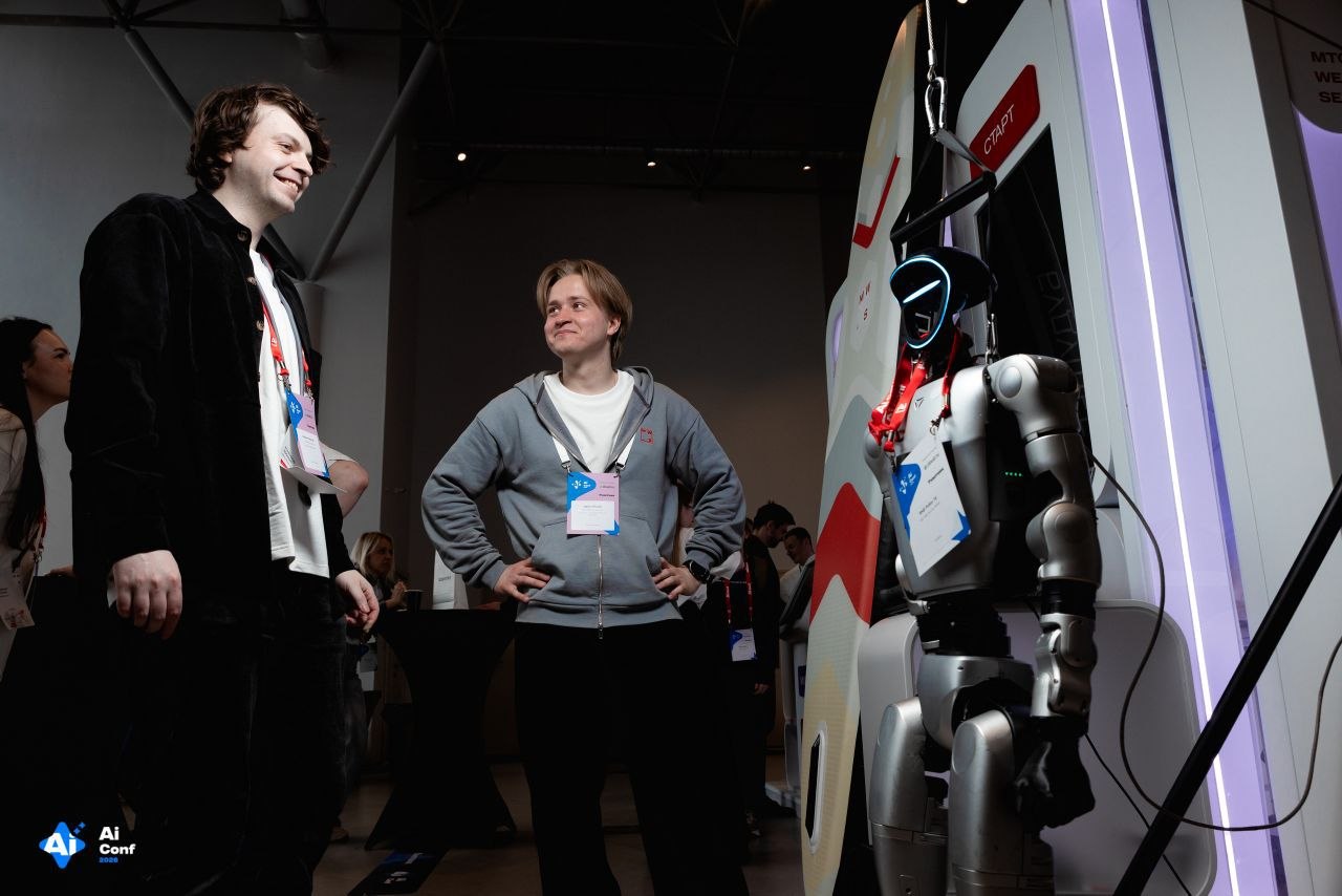 Наш стенд на AI Conf, где представили свое видение направления MWS Physical AI. В центре внимания была CognitiveOS — наша когнитивная операционная система для роботов и агентная архитектура для физического ИИ.